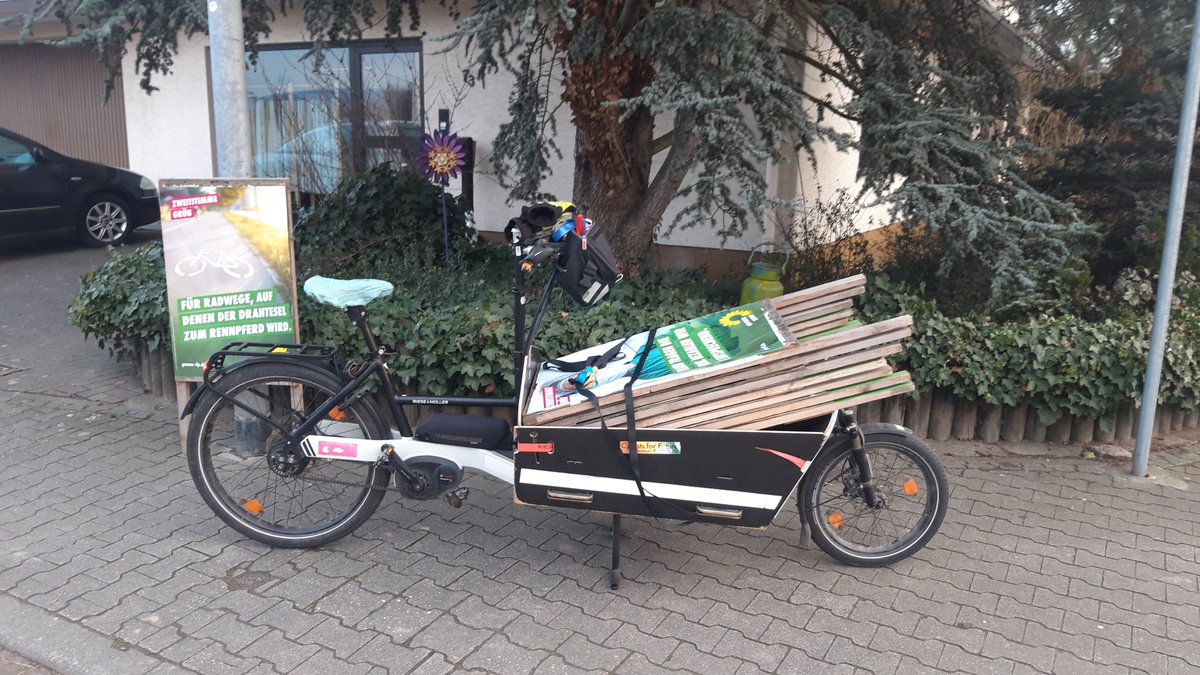 bughunter85's tweet photo. In @Ingelheim #Heidesheim leiten die OVs von @GruneIngelheim die #Verkehrswende #Mobilitaetswende auch beim Plakatieren #ltw21 ein.
#Radlandjetzt
#cargobike #fahrrad #mdrza @GrueneLtRLP
@MelasPJ @ROTHAARIER @JanSpeicher @kerstinclaus https://t.co/JXYouuXrAF