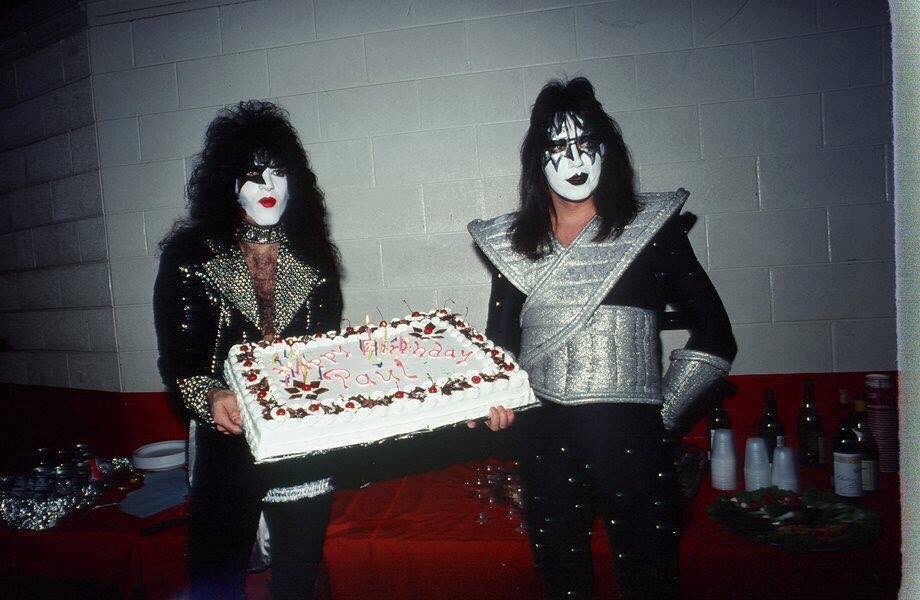  Vivo a cinco minutos de Gene Simmons y desde mi casa puedo ver su ego\".

- Happy Birthday (69)Paul Stanley.    