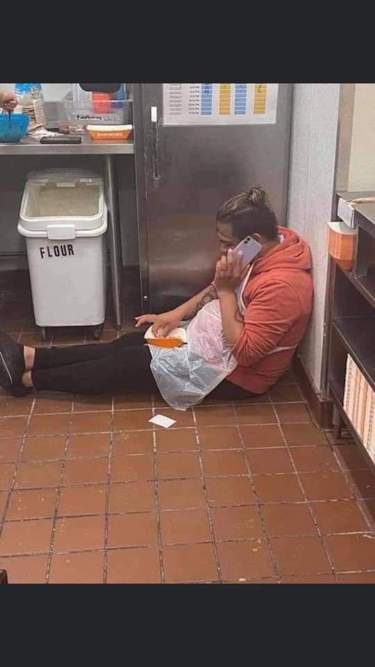 Cuando cualquier persona que está en el extranjero , ya sea amigo , Familiar o admirador te envié 25$ o 50$ , se agradecido ya que no sabes cuánto cuesta ganarse 50 dólares en ese país !!!