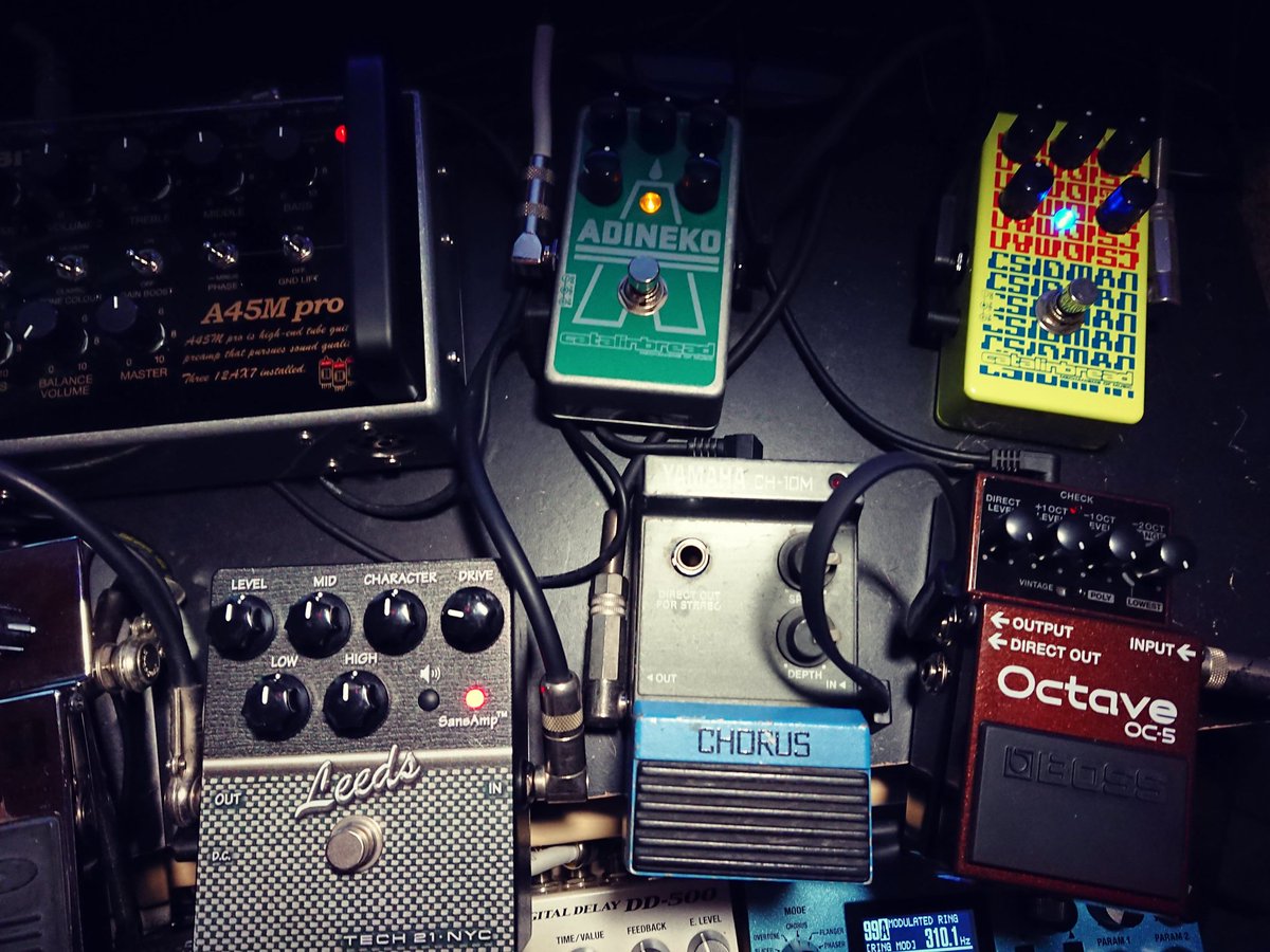 junya_koketsu's tweet photo. #Catalinbread #カタリンブレッド

ディレイを歪みエフェクターやプリアンプの前に繋ぐと、ドライブ感のある暴れるディレイ・トーンになります。

#CSIDMAN グリッチディレイ
#Adineko オイル缶エコー https://t.co/jdKHtXfQHW
