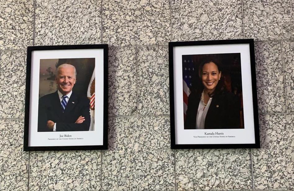 Esta tarde, como ciudadanos de EE.UU. dimos la bienvenida a una nueva administración, y nos sentimos honrados de poner las fotos del Presidente Joe Biden y la Vicepresidenta Kamala Harris en nuestra Embajada.