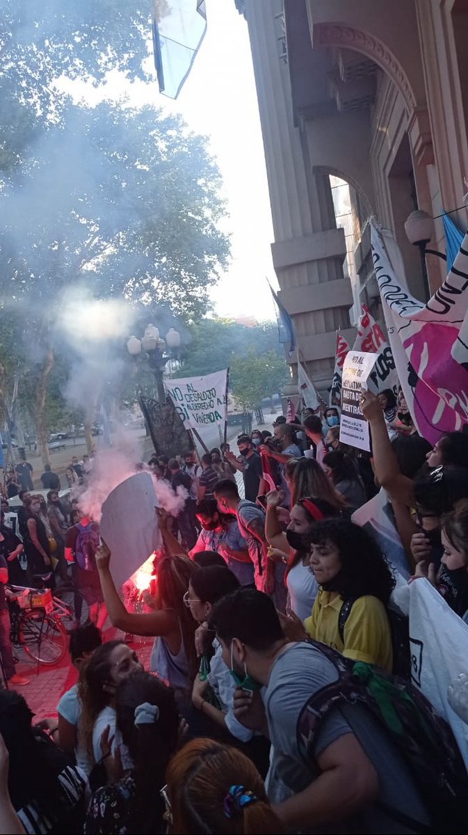 CompanerxsHey's tweet photo. En Rosario, hace 50 días, 301 trabajadorxs del callcenter Hey Latam realizamos un acampe inédito en las puertas de la empresa defendiendo nuestro laburo ante la quiebra trucha dibujada por el dueño y diciendo #NoAlDesalojoYDespidosEnHeyLatam #HeyLatamEnLucha https://t.co/OpV1tT82kA