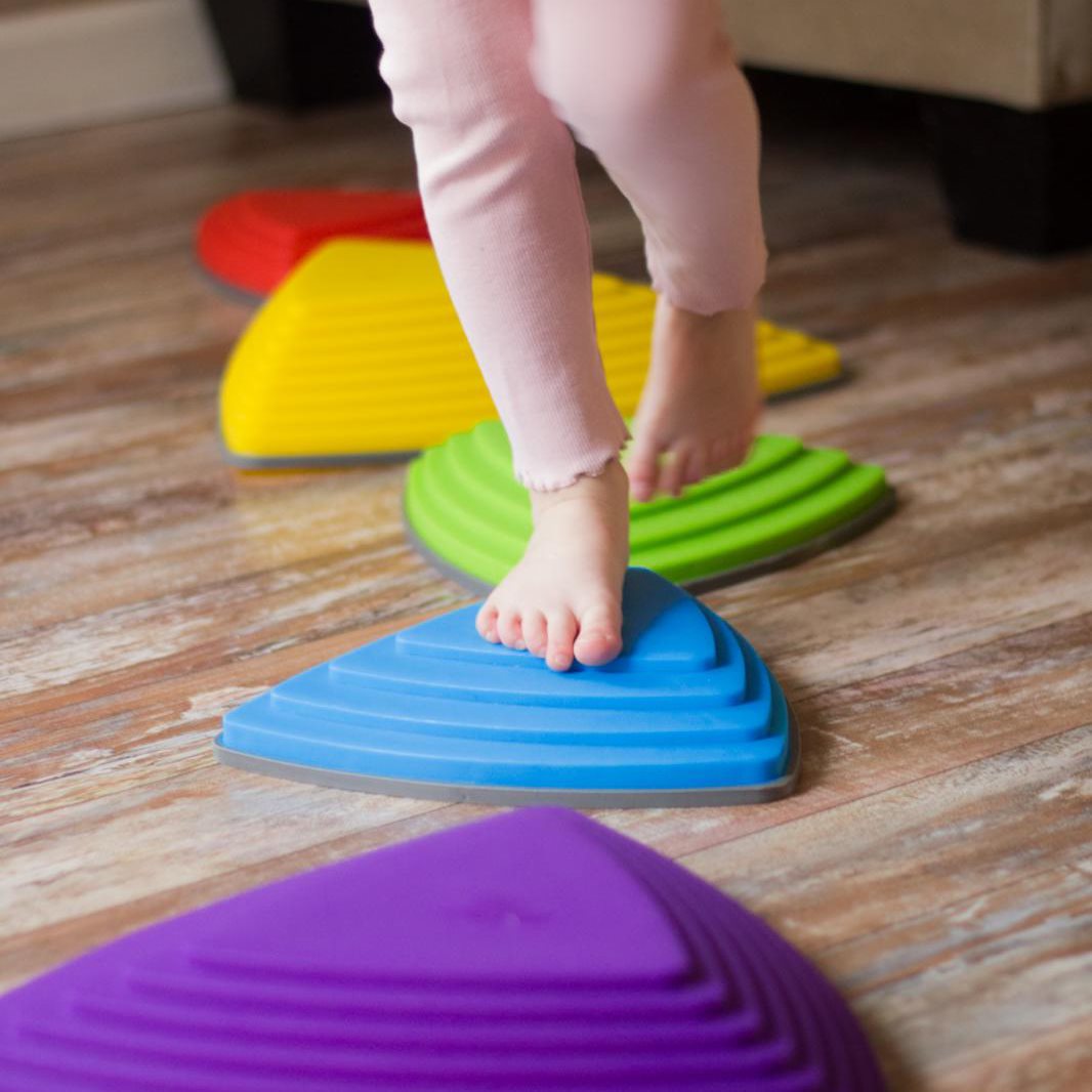 InfanityEs's tweet image. ¿Conoces este set de piedras de río de @gongeofficial? Es un juego perfecto para mejorar la coordinación, el equilibrio y la diversión. 👧🧒#infanity #teayudamosaeducar #especialistaseneducación #gonge #piedrasderio #motricidad #motricidadgruesa #tacto #equilibrio #coordinación