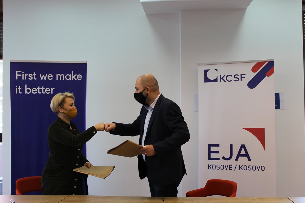 KCSFoundation's tweet photo. 🛑 Pesë organizata të shoqërisë civile në Kosovë i kanë nënshkruar kontratat si përfituese të grantit institucional.
ORCA, EC Ma Ndryshe, Artpolis, TOKA dhe YMCA Kosovë do të përfitojnë nga ky grant për tri vitet e ardhshme, në kuadër të programit EJA Kosovë nga KCSF. https://t.co/jYb4LBEPZY