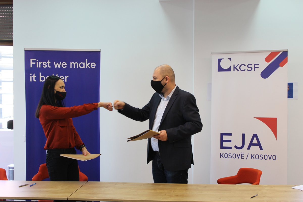 KCSFoundation's tweet photo. 🛑 Pesë organizata të shoqërisë civile në Kosovë i kanë nënshkruar kontratat si përfituese të grantit institucional.
ORCA, EC Ma Ndryshe, Artpolis, TOKA dhe YMCA Kosovë do të përfitojnë nga ky grant për tri vitet e ardhshme, në kuadër të programit EJA Kosovë nga KCSF. https://t.co/jYb4LBEPZY