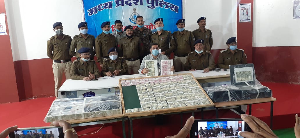 नकली नोट छापने वाले गिरोह के 6 सदस्य गिरफ्तार। निर्माण सामग्री सहित 30 लाख 65 हजार रुपए जप्त। खरगोन पुलिस को बहुत-बहुत बधाई।