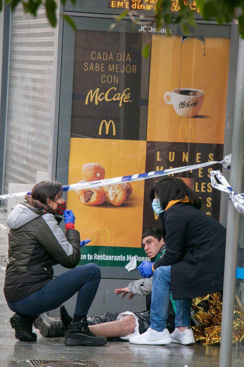 Have algunas horas, una explosión de gas, destruye un edificio en calle Toledo, en el centro de Madrid, solo a dos cuadras de mi casa! Todo bien! Fotos: Ernesto Muñiz #ExplosionMadrid