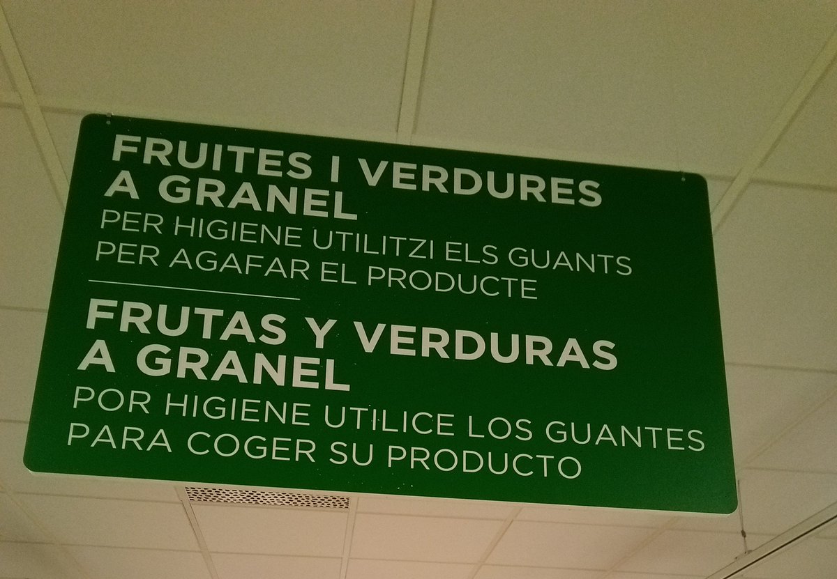 VoroLopez's tweet photo. Mercadona posa "aquesta" en bosses. El cartell de la verdura en pur barceloní: "utilitzi", en valencià "use, ampre, utilise (la tz no està ni en les normes de Castelló)", "a granel" en valencià "al detall, al menut o a la menuda", "per agafar" en valencià "per a agafar/agarrar." https://t.co/J7JODiARdP
