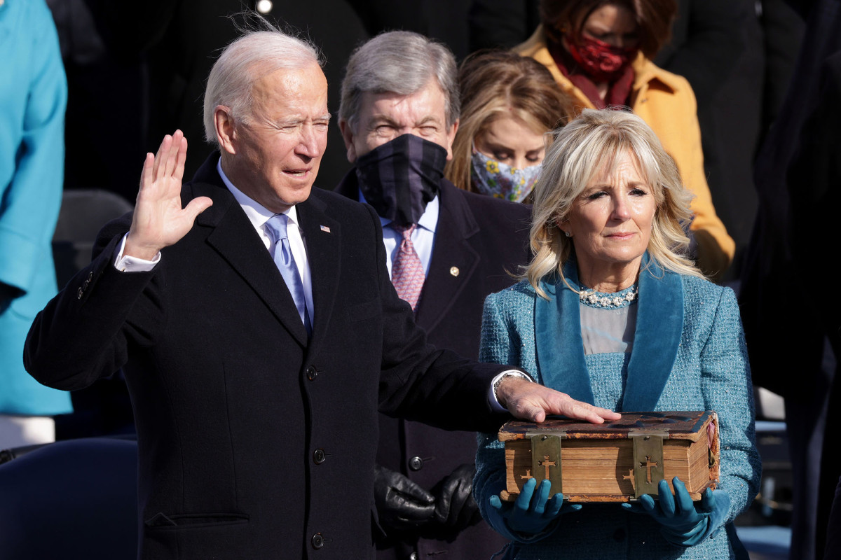 nypost's tweet photo. Biden sworn in using enormous 127-year-old family Bible https://t.co/wvfVef3KTL https://t.co/vFDZyWBkhw