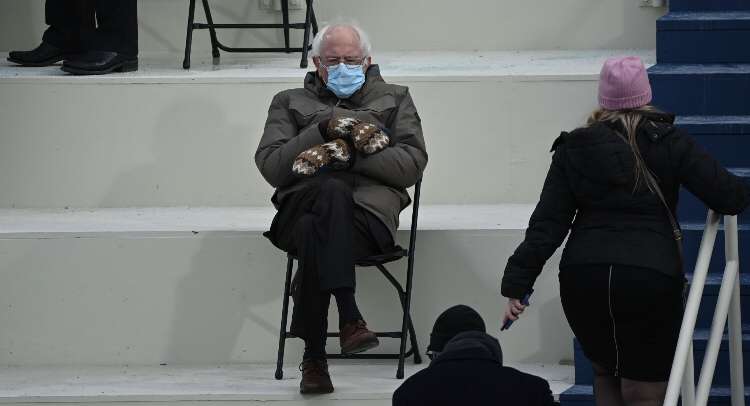 KathyLovettWX's tweet photo. @BernieSanders where did you get those mittens?! Your fans wanna know. https://t.co/lhWDHinjD9