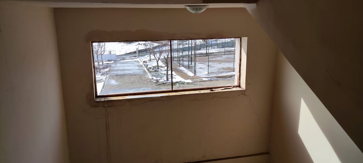 Öğrencilerimizin güvenliği için okulumuzun önünden geçen karayoluna tümsek yaptık,ayrıca okulun kırılan camlarını da hayırseverlerin desteğiyle tamir ettik. Desteklerinden dolayı <a href="/siverek_bld/">Siverek Belediyesi #MaskeniTak😷</a>  ve camları yenileyen hayırsever vatandaşımıza teşekkür ederiz. <a href="/NKapanoglu/">Nuri Kapanoglu</a> <a href="/MemSiverek/">Siverek MEM</a>