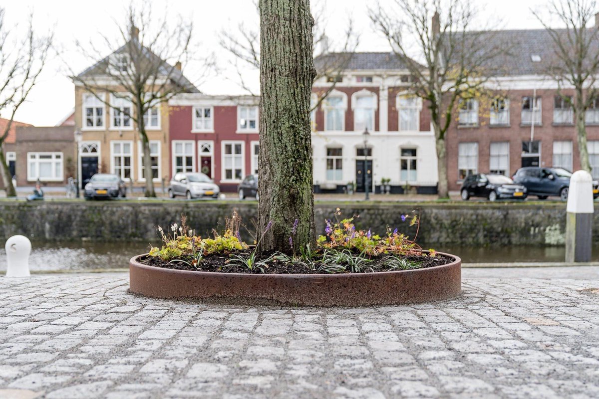 Afgelopen jaar hebben we staalwerk geleverd voor onze aannemer Strukton, Dit betreft Kortenstaal dat altijd deze roestige uitstraling zal behouden, wat vind u ervan?

Wij kunnen ook voor u Kortenstaal leveren voor in uw tuin of voor straatmeubilair. Vraag vrijblijvend informatie