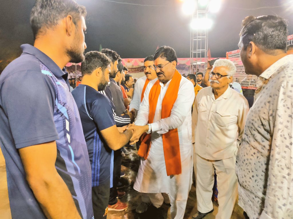 ग्राम करताना जिला हरदा में राष्ट्रीय स्तर की 'अखिल भारतीय शूटिंग बॉल प्रतियोगिता'में उत्तर प्रदेश एवं राजस्थान के बीच फाइनल मुकाबले का आनंद लिया एवं पुरस्कार वितरण किया।

देश के विभिन्न राज्यों से आए सभी खिलाड़ी भाइयों का मैं मध्यप्रदेश एवं हरदा की धरती पर स्वागत करता हूं।