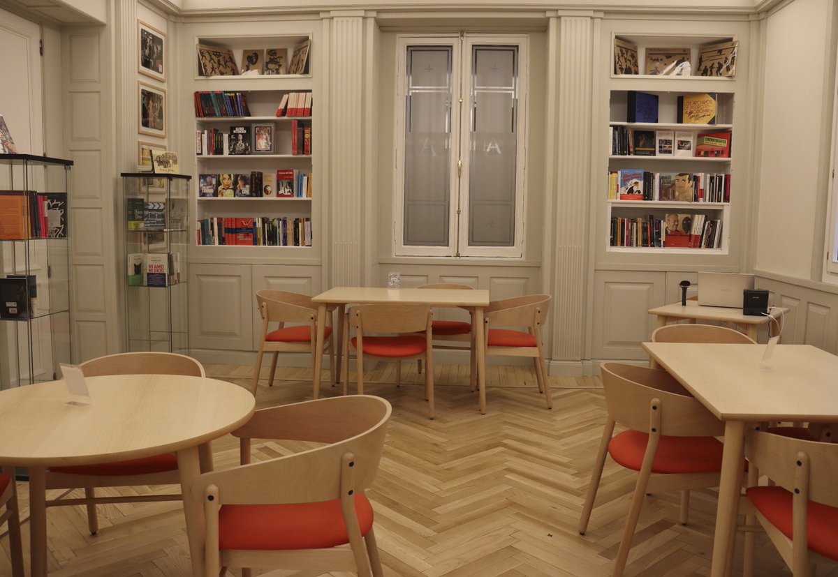 Academiadecine's tweet image. El café de la Academia abre sus puertas. El espacio ha sido renovado y tiene ahora servicio de cafetería, menús y librería, en colaboración con @OchoyMedio_ Puedes venir a desayunar, comer o merendar. Cafés, tés, menús en un ambiente de cine.