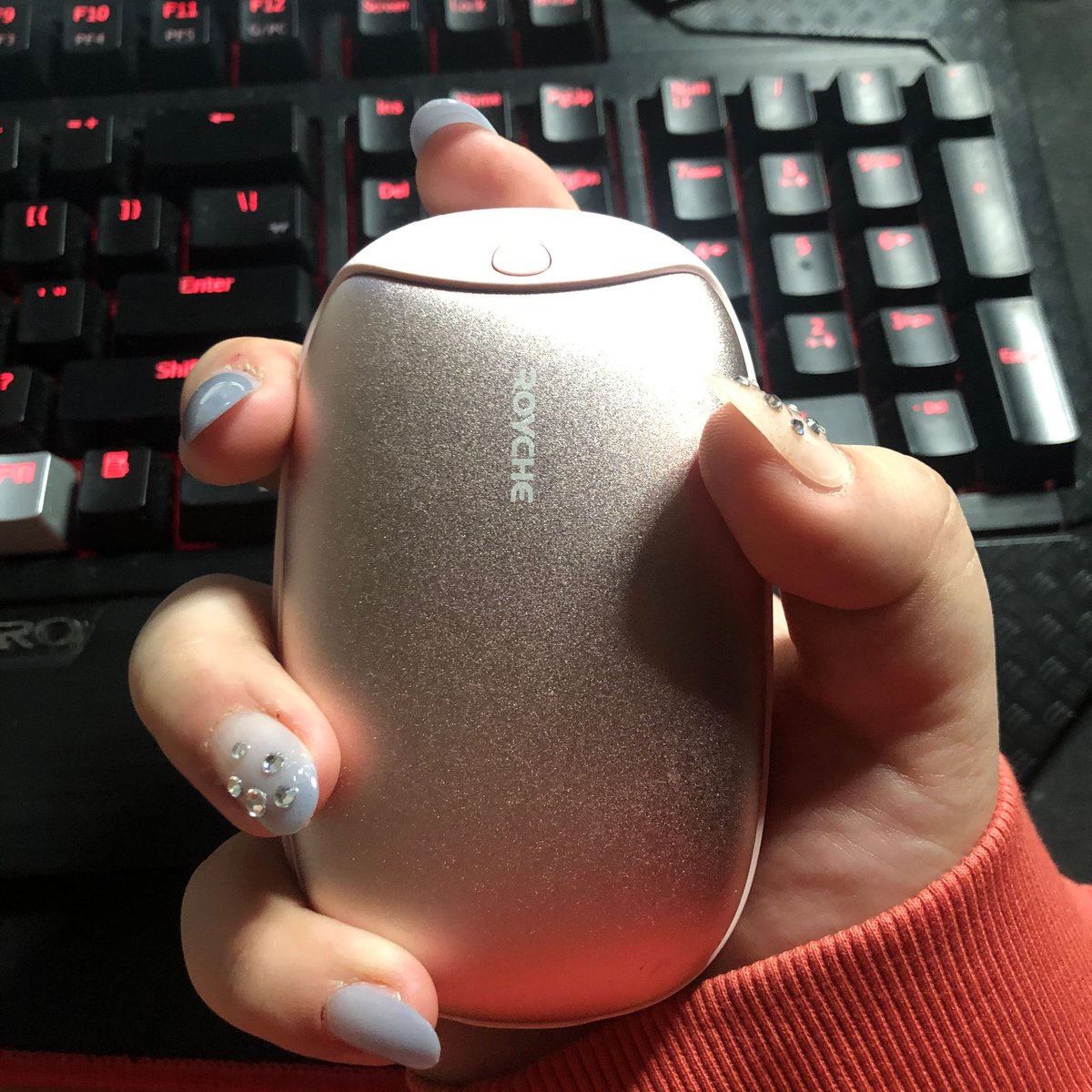 Gamyo__'s tweet image. 요놈 요즘 잘 쓰고잇는대.... 겜하다 손시려울때마다 헛뜨헛뜨 하면서 쓰니까 같이 겜하던 분이 고구마 먹냐구 햇따.