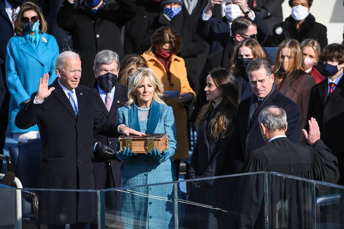 fromTheBronx's tweet photo. IT'S INAUGURATION DAY &amp; THE BX IS ON THE SCENE!! Fashion Designer &amp; Bronxite @RalphLauren dressed Prez @JoeBiden, Assoc Justice of the Supreme Court &amp; Bronxite @Sonia Sotomayor administered the oath to VP @KamalaHarris &amp; Performer &amp; Bronxite @Jlo sang. Here's to the next 4 yrs!! https://t.co/avjiZfHwdj