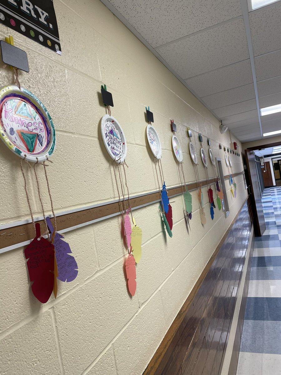 Creating dream catchers in 3rd grade  identifying the theme of our Yonder Mountain story and evidence to back it up. Grateful to be back F2F with our kiddos!! <a href="/IrvingElementa1/">Irving Elementary USD 259</a> <a href="/blondmama79/">Heather Blake</a> #WPSProud #IrvingShines