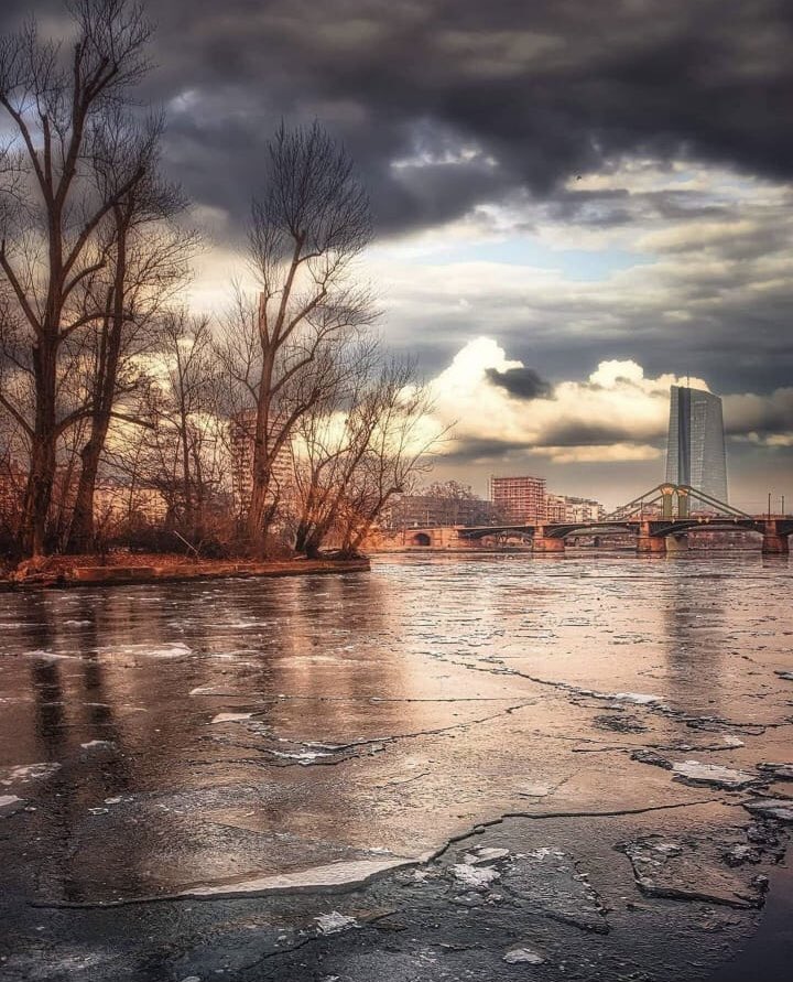 *ad ⛄️Throwback ⛄️Thanks to <a href="/olioptic/">Olioptic</a> for this 🧊 ice flores on the shore in 🌃 Francfort City.

Our talented photographer Oliver find days 😎and nights🌓at its best moments and the best lights of our city.
#topgermanyphotos #igersfrankfurt #skyline #frankfurtammain #love_germany