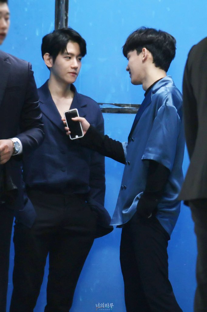 bIoomingdae's tweet image. this photo sequence of jongdae checking baekhyun out