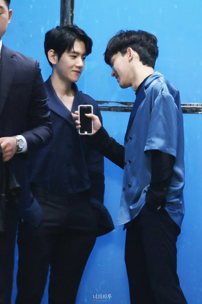 bIoomingdae's tweet image. this photo sequence of jongdae checking baekhyun out