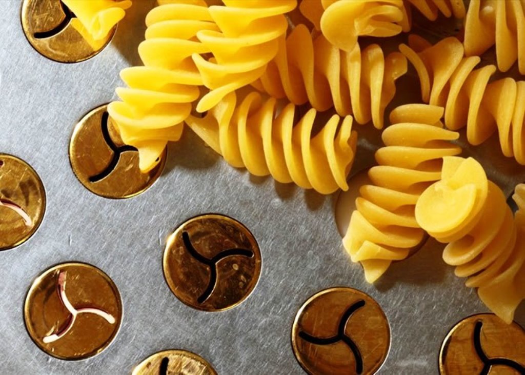 I <a href="/fusilloro/">fusilloro verrigni</a> VV del #pastificio abruzzese #Verrigni sono trafilati in oro, unici al mondo, ed ottenuti dal grano prodotto dall’azienda agricola #Valentini (anche celeberrima cantina) molito e pastificato in #Abruzzo, winenews.it/it/verrigni-fu…