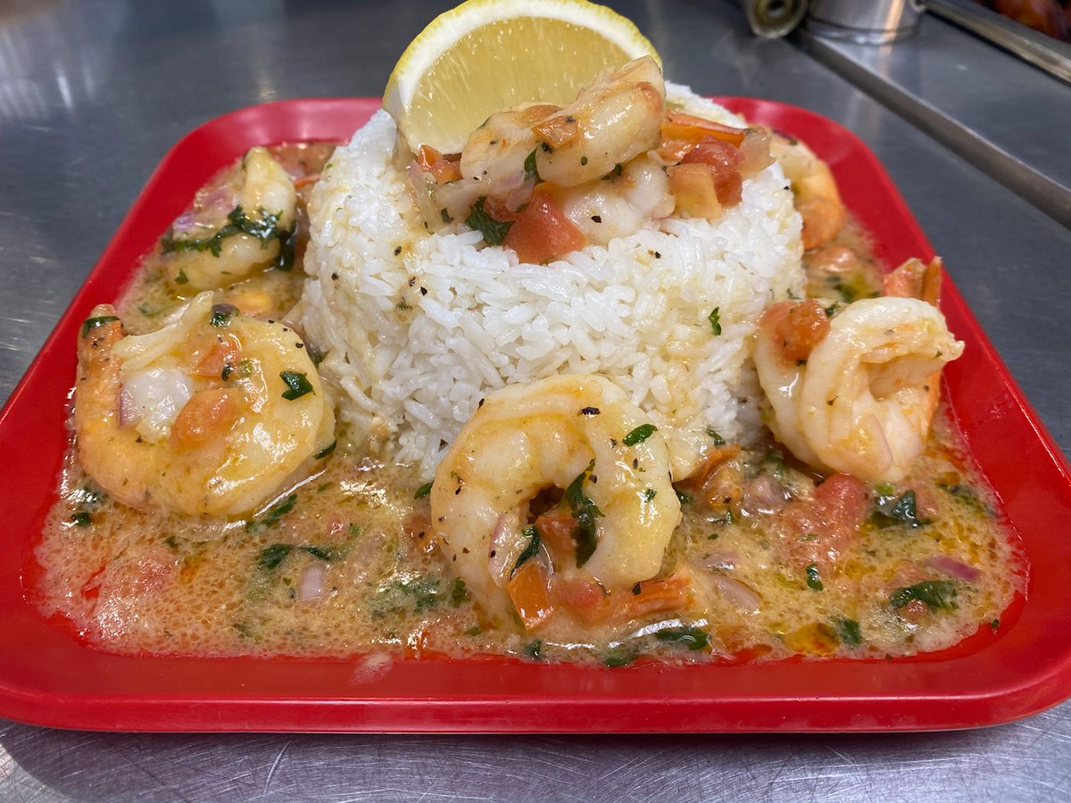 Todays Chef Special 
Lemon 🍋 butter Shrimp 🍤 
.
La especial del día
Camarones 🍤con mantequilla de limón🍋. Acompañado de arroz con blanco y habichuelas rojas o negras y maduros amarillos.🍛🍛 Delicioso 🤤