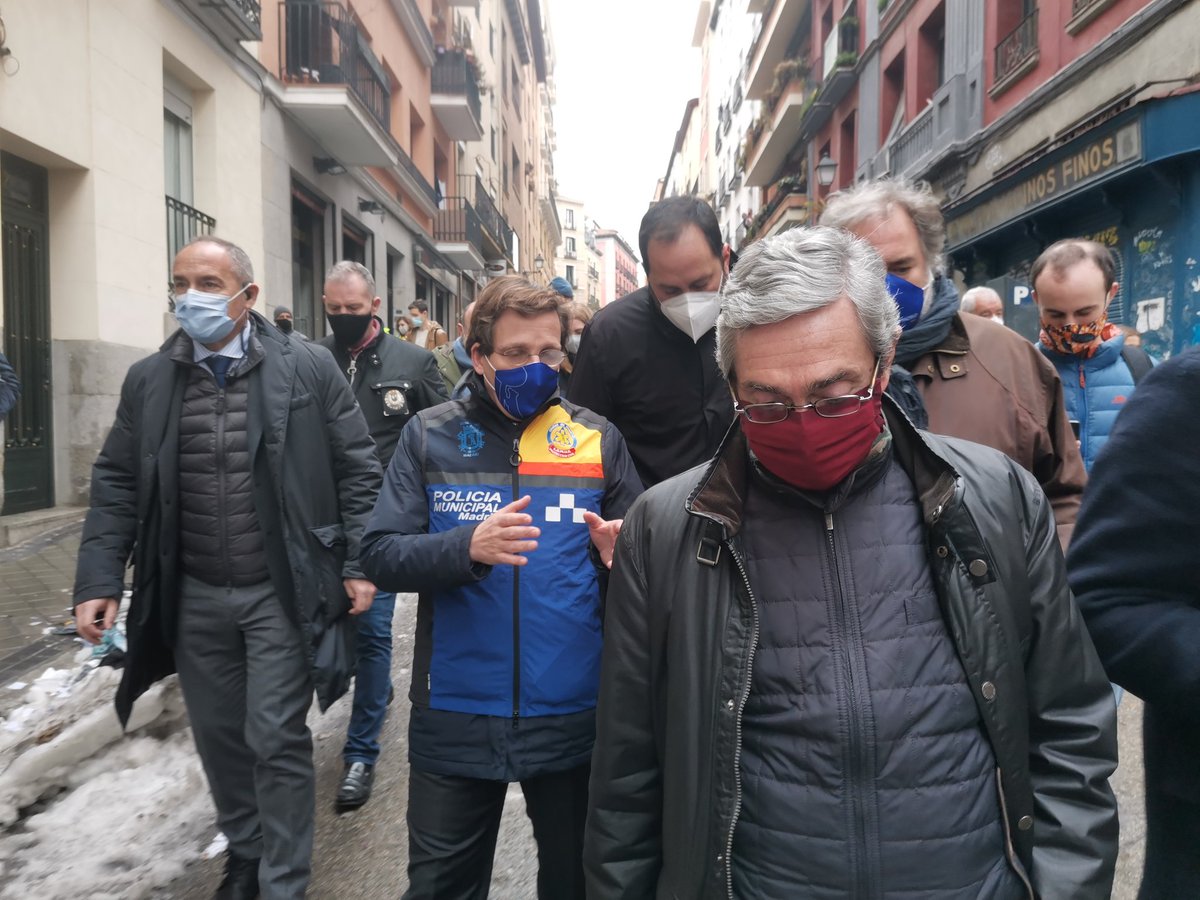 FcoSerrato's tweet photo. Tres personas han fallecido hoy en Madrid por una explosión de gas y hay una docena de heridos. Es de esas noticias q nunca quieres contar. Testimonios desgarradores, experiencias duras y dolor. Mucho dolor https://t.co/yyII2P8iAS