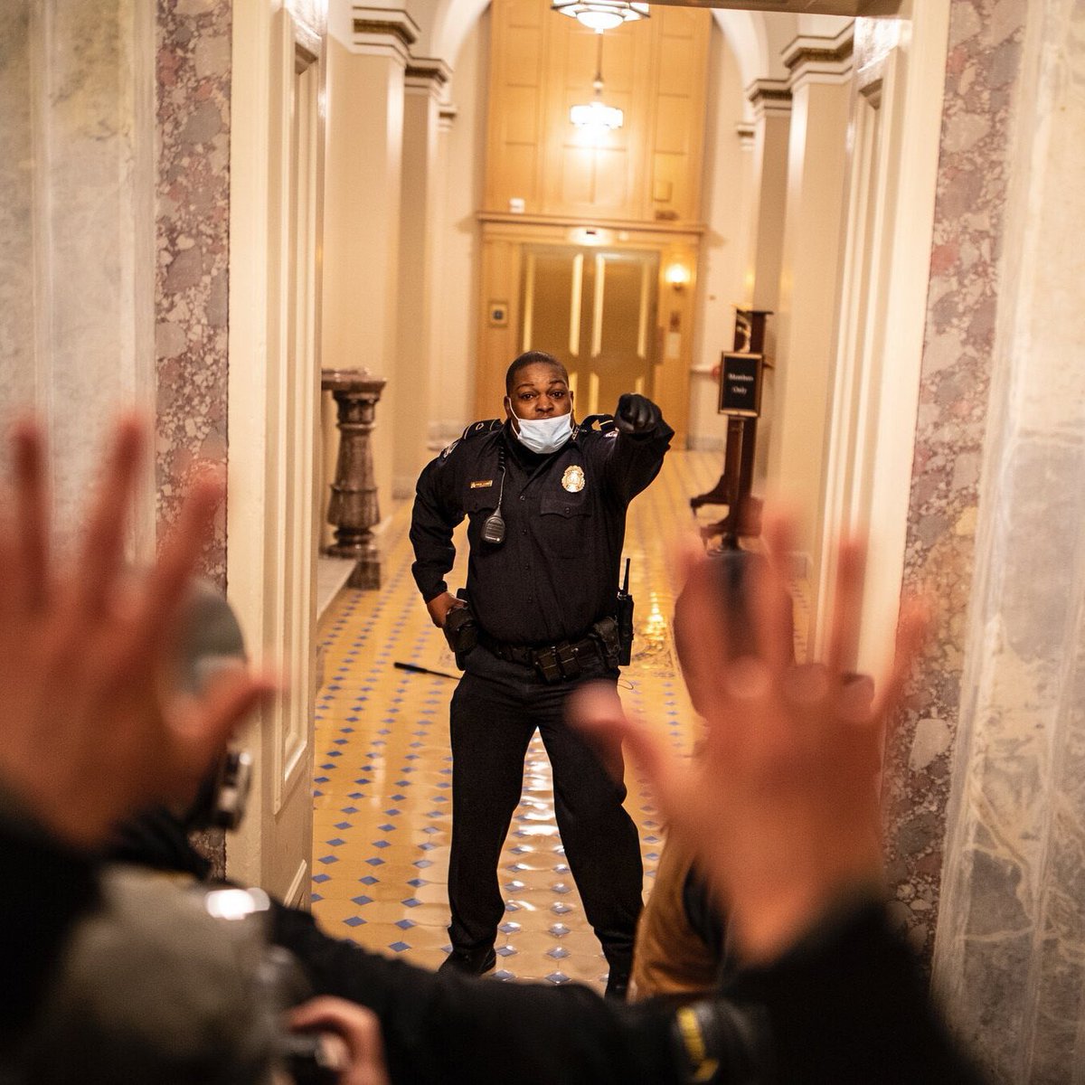 etnow's tweet photo. Kamala Harris was escorted on #InaugurationDay by Eugene Goodman, the officer that led rioters away from the senate chamber during the insurrection. 🖤 https://t.co/PAQKnygWqe