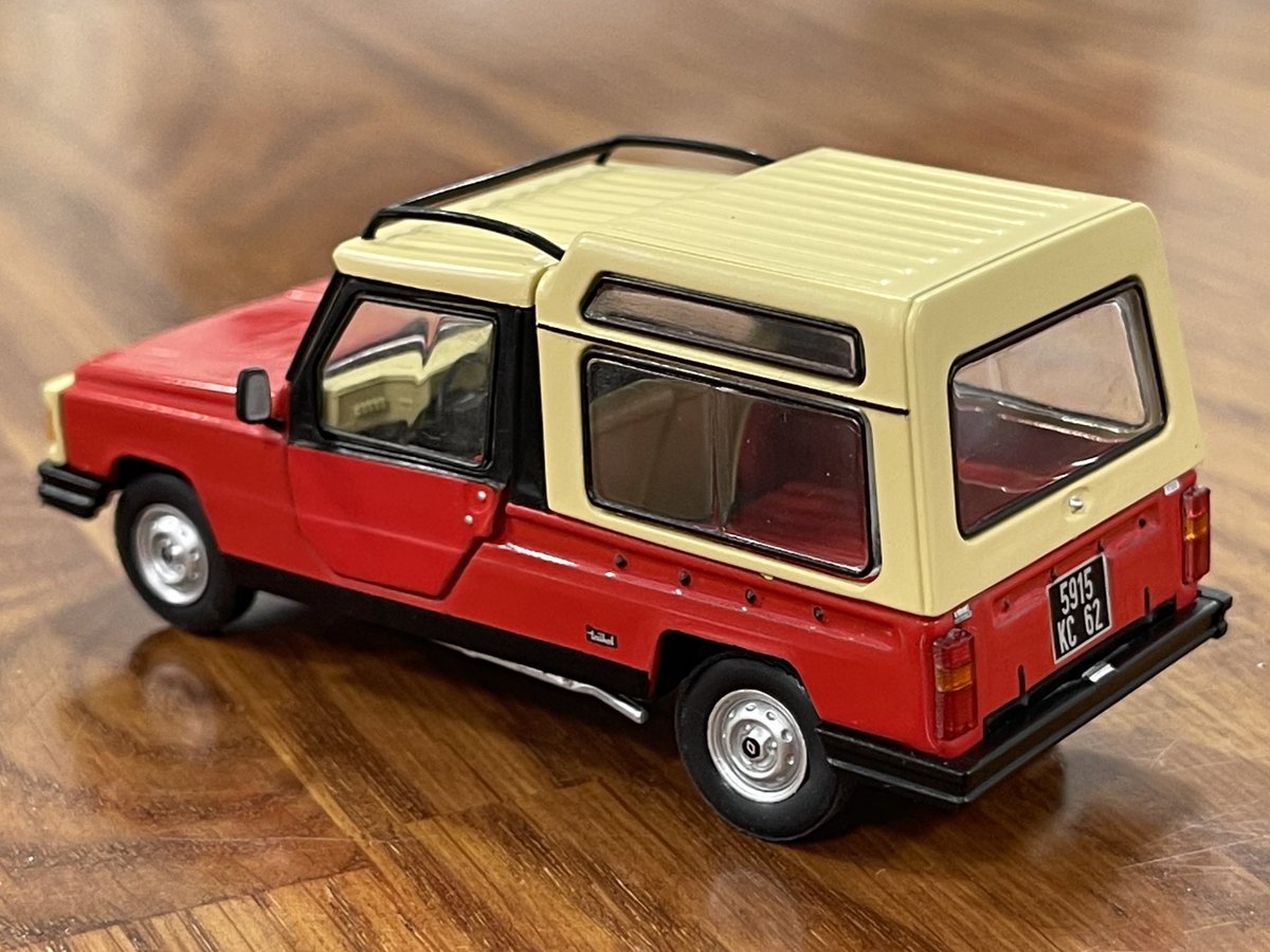 DalmauParera's tweet photo. #43vecesmáspequeños Mi colección. Volvemos a los coches de serie. 401 - Renault Rodeo 6. Universal Hobbies. Este es el último rediseño del Rodeo “grande” de 1979 con faros de R14, pilotos de R4 F6, asientos y motor de R5 GTL y parabrisas y techo frontal fijos. De la cole R4 🇫🇷 https://t.co/AzHWHysHwR