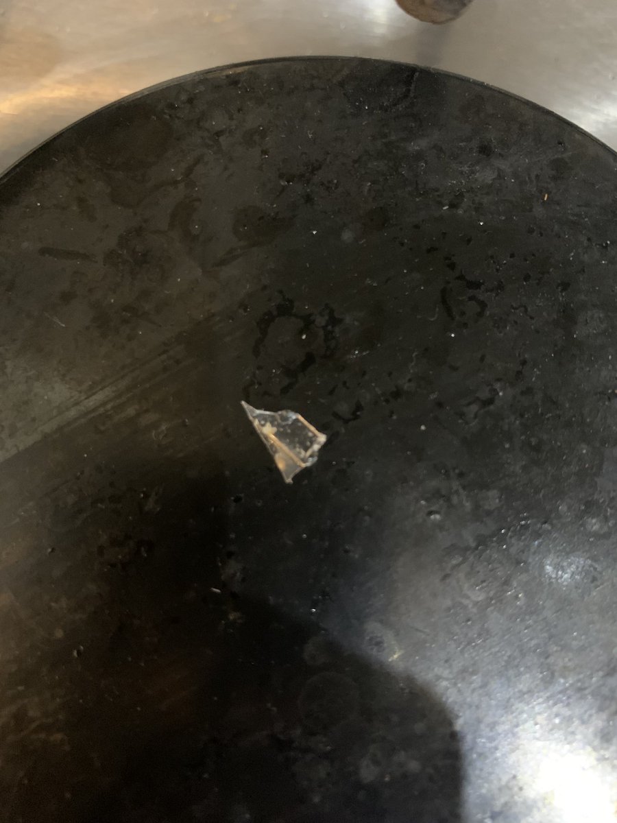 Roz9031's tweet photo. Don’t think I will be eating these for a while 😩😩 really sharp bit of plastic inside the cake as I bit into it 😭 #mrkipling #angleslices https://t.co/FnOMTqC8RC