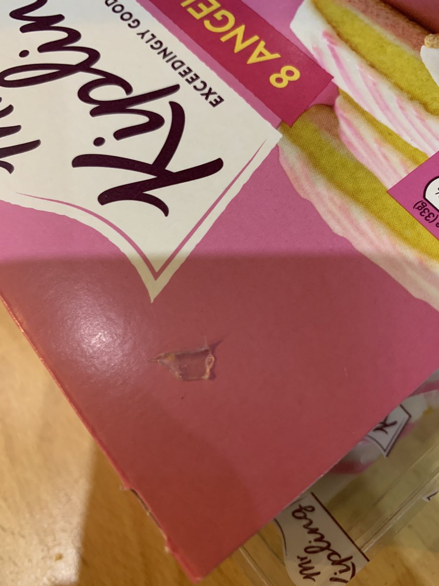 Roz9031's tweet photo. Don’t think I will be eating these for a while 😩😩 really sharp bit of plastic inside the cake as I bit into it 😭 #mrkipling #angleslices https://t.co/FnOMTqC8RC