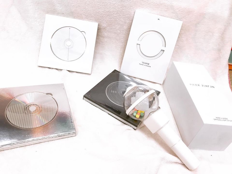 DakruoM_twt's tweet photo. ꜥ 🎧• #EWYN’s 𝗿𝗲𝗰𝗼𝗺𝗺𝗲𝗻𝗱𝗮𝘁𝗶𝗼𝗻.
Gracias a Varney por su regalo, tuve la suerte de recibir el álbum 360°, al fin podré disfrutar a todo volumen mis canciones favoritas. Sigue haciendo buena música.
#VARNEY1STYEAR https://t.co/jKZBoaHwR3