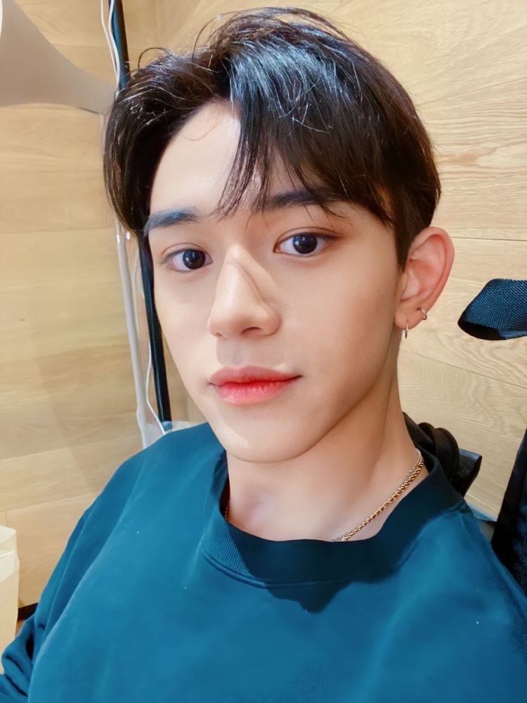 DakruoM_twt's tweet photo. ꜥ 🎧• #EWYN’s 𝗿𝗲𝗰𝗼𝗺𝗺𝗲𝗻𝗱𝗮𝘁𝗶𝗼𝗻.
Gracias a Varney por su regalo, tuve la suerte de recibir el álbum 360°, al fin podré disfrutar a todo volumen mis canciones favoritas. Sigue haciendo buena música.
#VARNEY1STYEAR https://t.co/jKZBoaHwR3