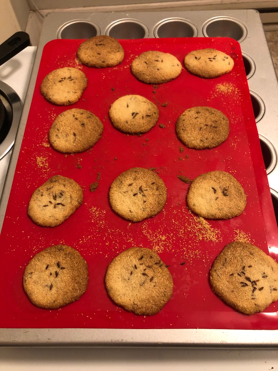 The_Dough_Lab's tweet photo. Hoping to prevent too much spreading, I froze some of the cookies just until firm before baking (left). Those spread more than the ones that went straight into the oven (right). https://t.co/mZzrnVUftN
