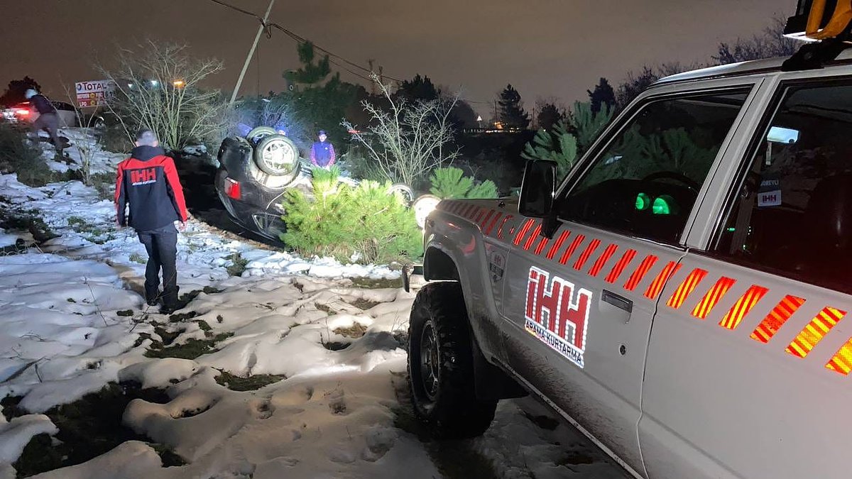 ihhoffroad's tweet photo. Arnavutköy'de Buzlanma dolayısıyla kayarak takla atan bir araca arama kurtarma offroad ekibi olarak müdahale edildi, ilkyardım  yapılıp yaralı hastaneye sevk edildi. https://t.co/0SQTDkuBnF
