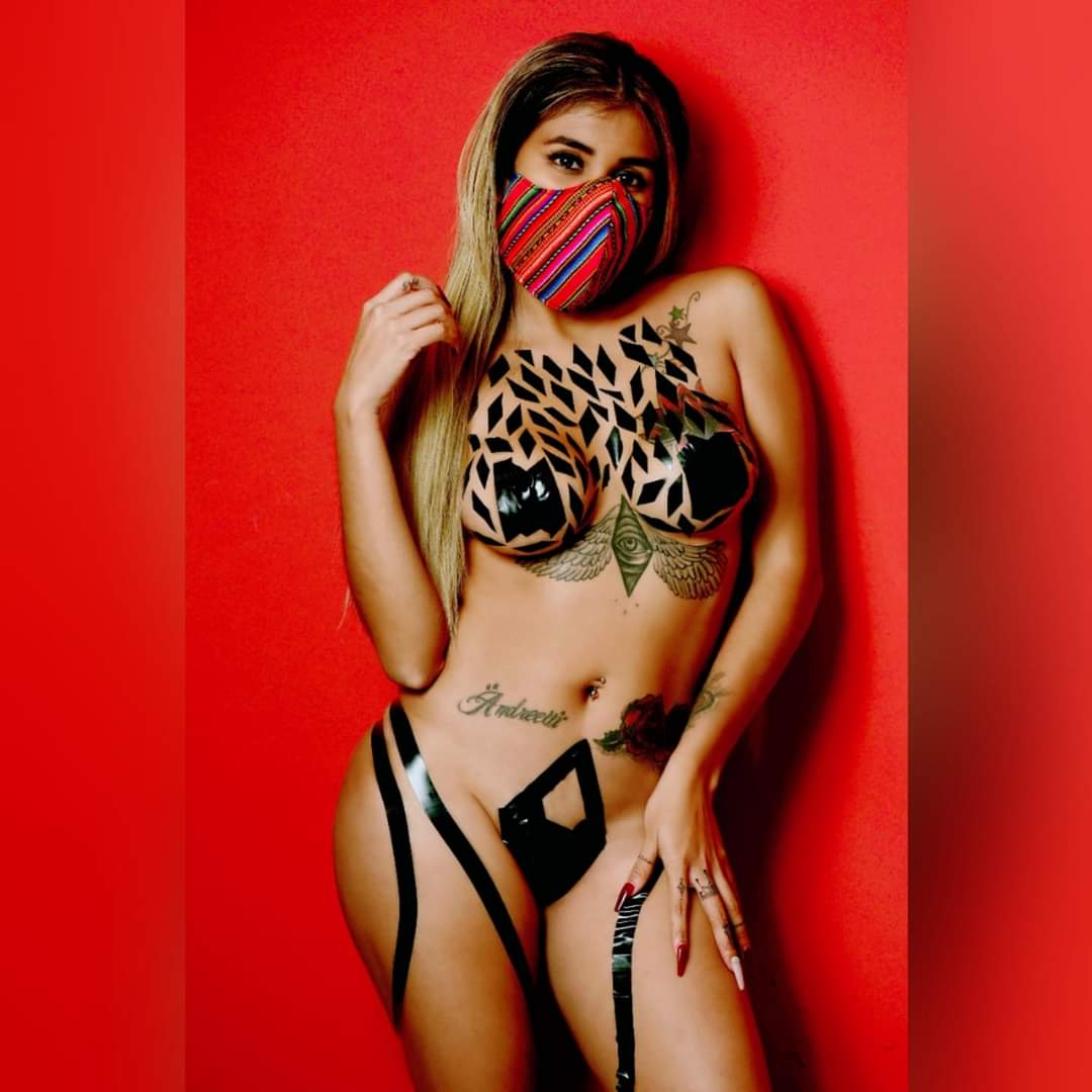 stef_loto's tweet photo. Hola chicos... Aquí de calor. Qué me recomiendan? Playa, piscina o jacuzzi? 
#FelizMiercolesATodos #modelos #baile #fotografia #adultos #moda #peruanasbellas #Peru #bodytape #onlyfansmodels https://t.co/vxVQx0gUc8