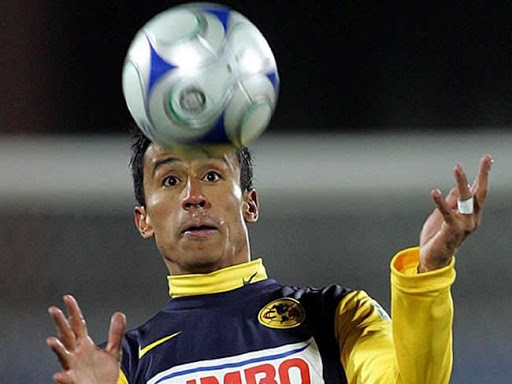 Alonso "El Negro" Sandoval, jugador de grandes condiciones desde Tapatío que rápido subió a Chivas y a la selección, pero sus constantes indisciplinas y relación con el alcohol y las fiestas lo hicieron desfilar por varios por equipos hasta que desapareció sólo, en el olvido