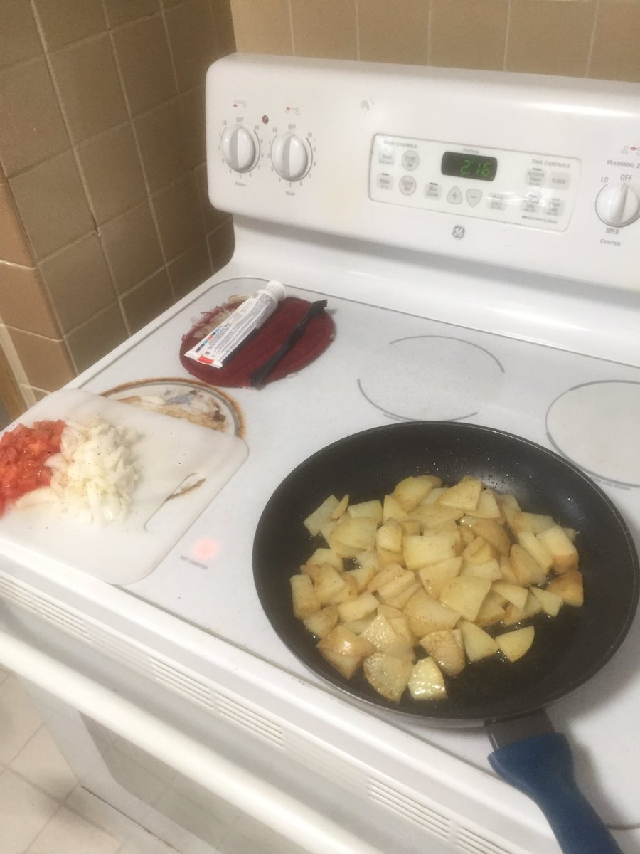 MplusR24's tweet photo. When all else fails just start chopping.  🥔 🍅 https://t.co/0BepSFeR4y