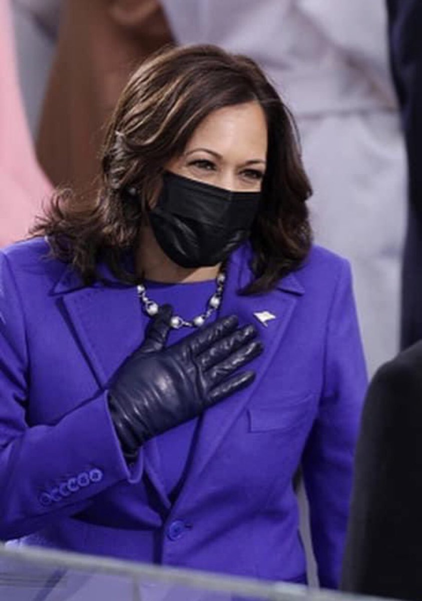 _indianfeminist's tweet photo. Kamala Harris reacting to Michelle Obama. More WOC up top please. https://t.co/ABum9Y5TSo