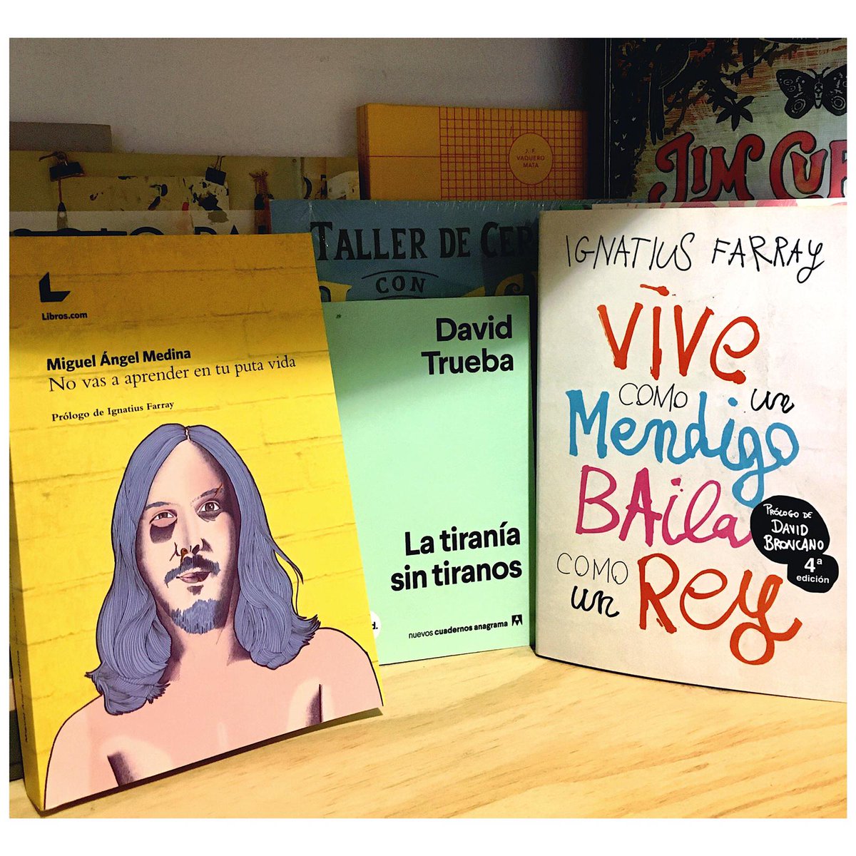 IgnatiusFarray's tweet photo. Mi compañero de aventuras @mED_Vega y yo tendiéndole una emboscada literaria a David Trueba! https://t.co/BsZ3SENtFQ