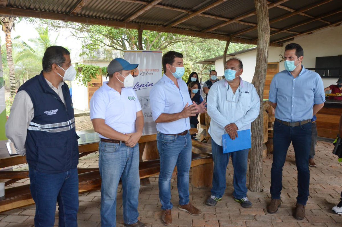 GoberManabi's tweet photo. En Montecristi Ministro @AgriculturaEc @XavierLazoG y Gobernador @TitoNiltonM entregaron certificados de buenas prácticas ambientales (BPA) a productores de Pitahaya y Guanábana, junto al crédito Agroproductivo de @BanEcuadorBP @LupeVelascoW1 https://t.co/QdRq4rRzBM