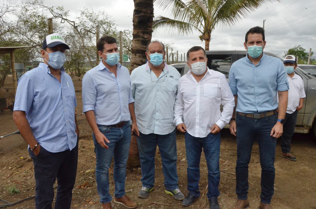 GoberManabi's tweet photo. En Montecristi Ministro @AgriculturaEc @XavierLazoG y Gobernador @TitoNiltonM entregaron certificados de buenas prácticas ambientales (BPA) a productores de Pitahaya y Guanábana, junto al crédito Agroproductivo de @BanEcuadorBP @LupeVelascoW1 https://t.co/QdRq4rRzBM