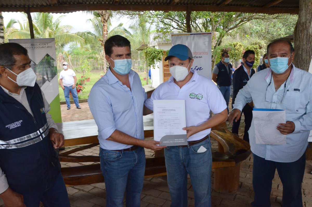 GoberManabi's tweet photo. En Montecristi Ministro @AgriculturaEc @XavierLazoG y Gobernador @TitoNiltonM entregaron certificados de buenas prácticas ambientales (BPA) a productores de Pitahaya y Guanábana, junto al crédito Agroproductivo de @BanEcuadorBP @LupeVelascoW1 https://t.co/QdRq4rRzBM