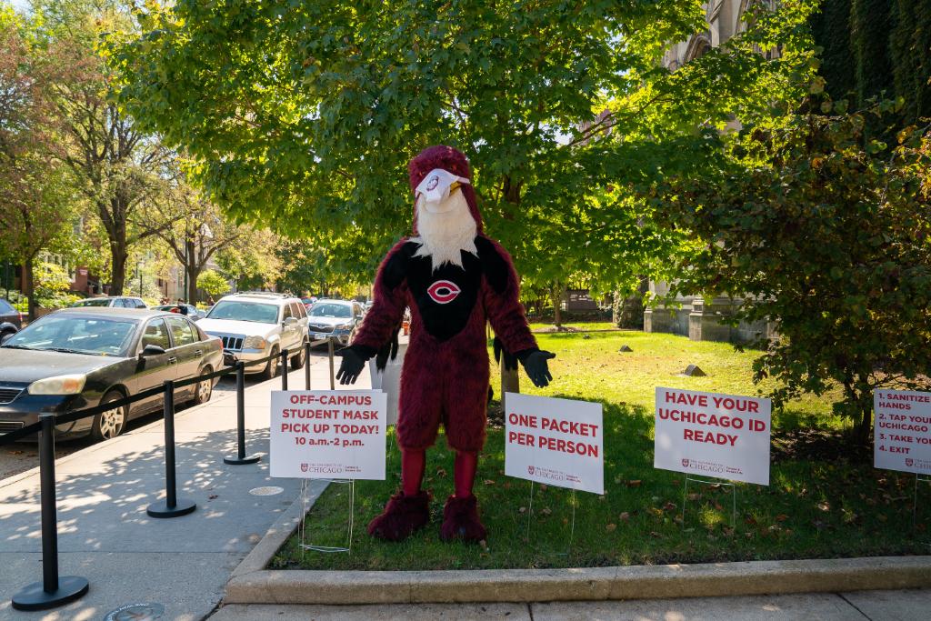 UChicagoCollege's tweet photo. If you didn't have a chance to pick up your @UChicago mask and thermometer during Autumn Quarter, swing by Reynolds Club or the Student Wellness Center today to grab your pack! More info here: https://t.co/NoEeNJ6IBI https://t.co/dXfb2g911j