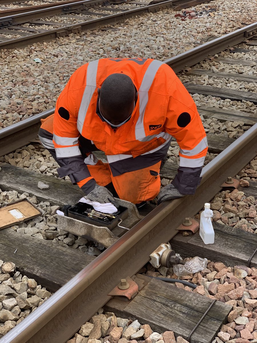 Lenfant28's tweet photo. Savez-vous qu’à la SNCF on mesure les crocodiles ? Visite terrain d’une maintenance signalisation à Pantin : maintenances d’un contact fixe à la voie (dit crocodile) et d’un détecteur électromécanique (dit pédale) @GroupeSNCF @SNCFReseau #LigneP #RERE #infrapoleParisEst https://t.co/a4dA7OQn6o