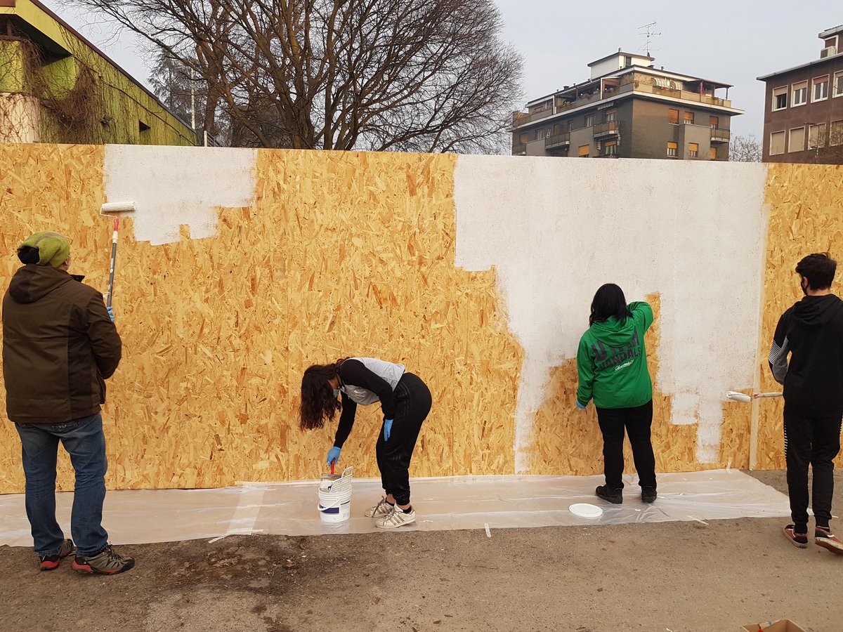 I ragazzi del quartiere preparano le cesate del cantiere del nuovo Padiglione della Biblioteca di Baggio, per decorarle con dei murales creati da loro. Dal progetto al cantiere, i cittadini di #MilanoPartecipa <a href="/ComuneMI/">Comune di Milano</a> bilanciopartecipativo.comune.milano.it/monitors/show/…