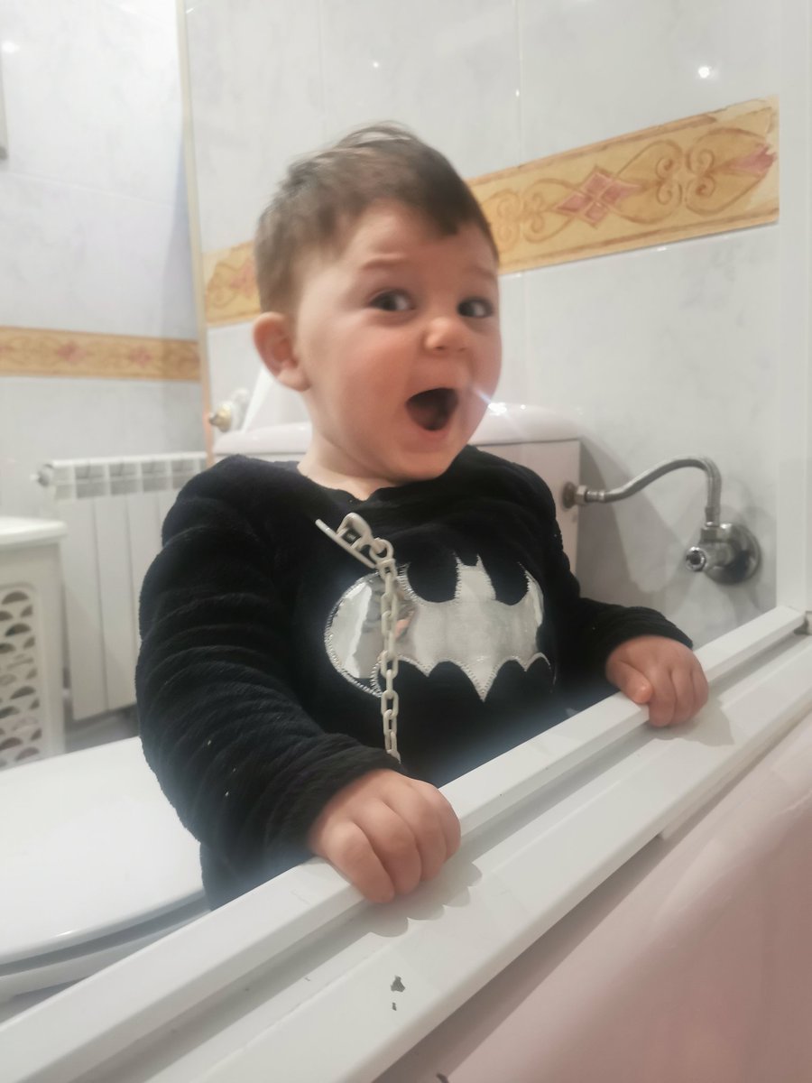 Yo hablando con mi amiga por teléfono de peliculas de miedo.... - tía tengo pánico a las pelis en las que salen niños, me da terror las caras que ponen.... Dragoncete se presenta  mientras me baño...