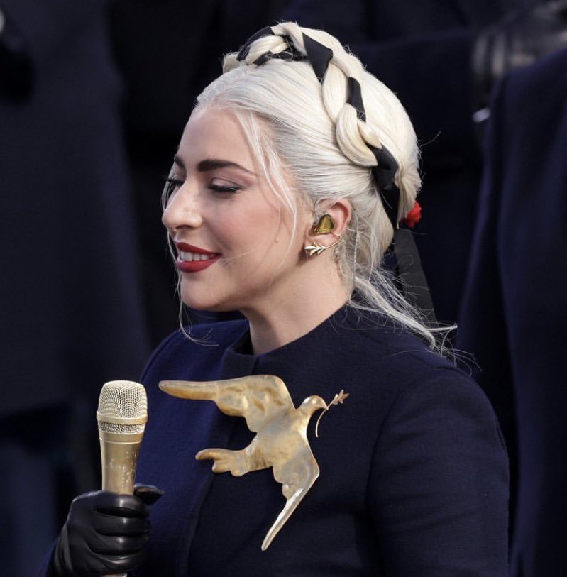 Terrific accessories from @ladygaga — not only the dove brooch, but, looking closely, how its olive branch was also fashioned into her custom earpiece (some might say earpeace ...!) #Inauguration2021 #fashionjewellery #LadyGaga