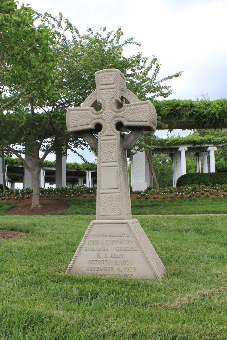 Visiting the tomb of the unknown soldier  @ArlingtonNatl President Biden & VP Harris will have passing the resting places of thousands of Irish & Irish-Americans who served this nation, amongst them, Maureen O'Hara &, of course, President John F Kennedy. 6/8