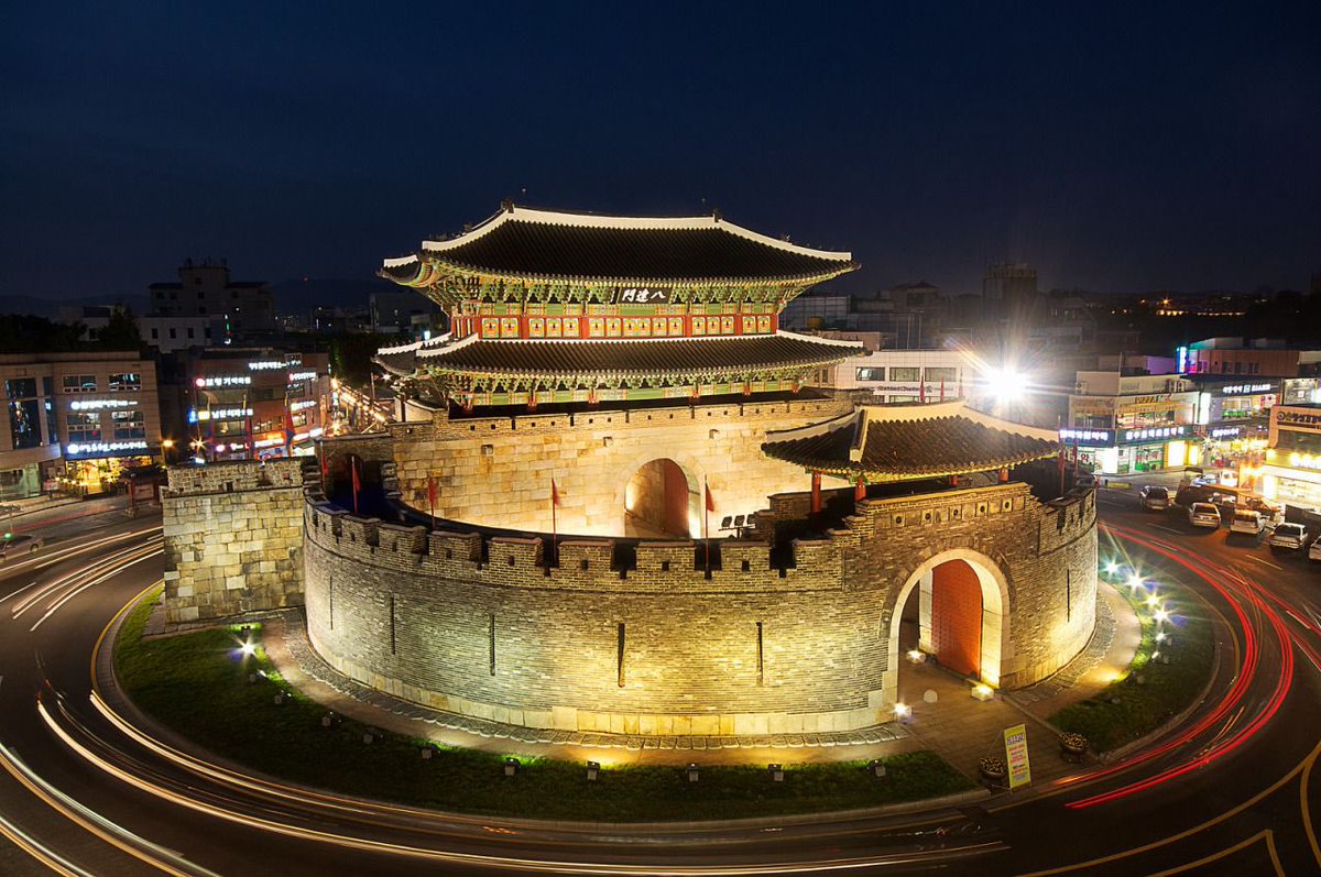 Paldalmun Gate, Suwon, South Korea🇰🇷! One of four main gates to the 18th century Hwaseong Fortress. It now sits on a roundabout in the charming city. Built by DanielTNC.
#Minecraft #SouthKorea
